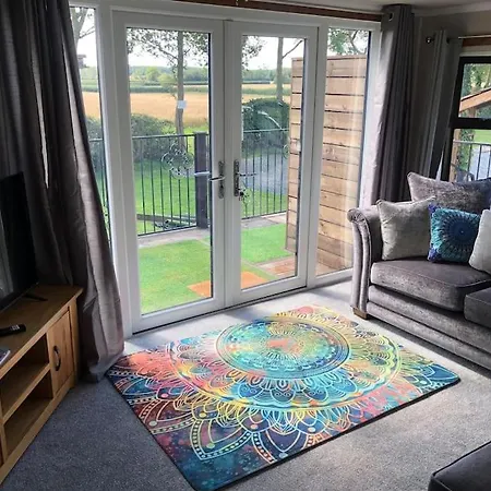 Couple'S Lodge With Hot Tub Upton  Exterior photo