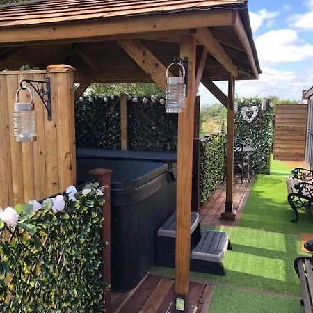 Couple'S Lodge With Hot Tub Upton  Exterior photo