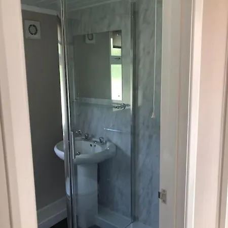 Couple'S Lodge With Hot Tub Upton  Exterior photo