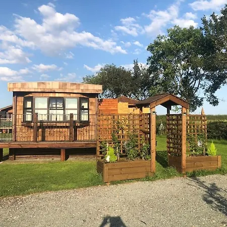 Couple'S Lodge With Hot Tub Upton  Exterior photo