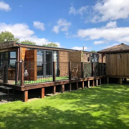 Couple'S Lodge With Hot Tub Upton  Exterior photo