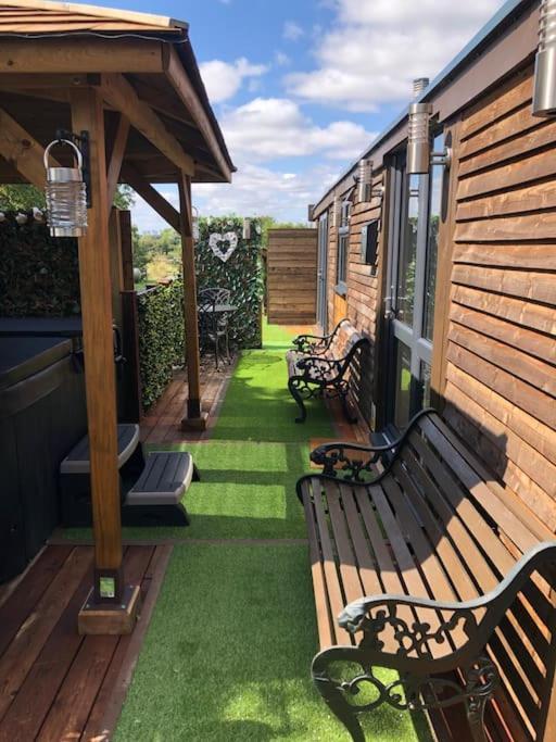 Couple's With Hot Tub * Upton (Lincolnshire)