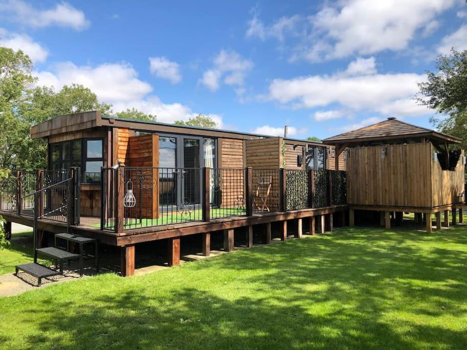 Couple's With Hot Tub * Upton (Lincolnshire)