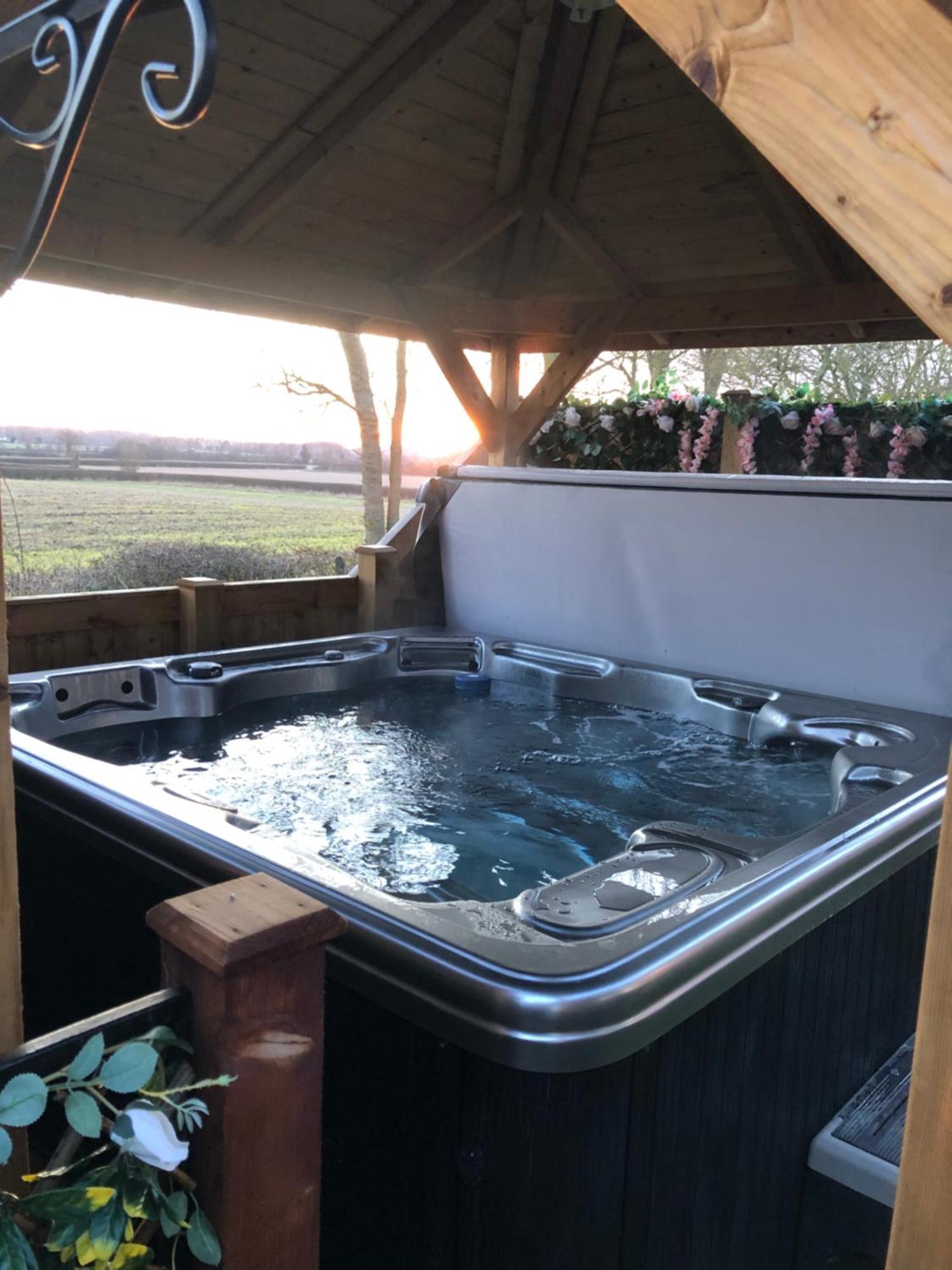 Couple's With Hot Tub Holiday home